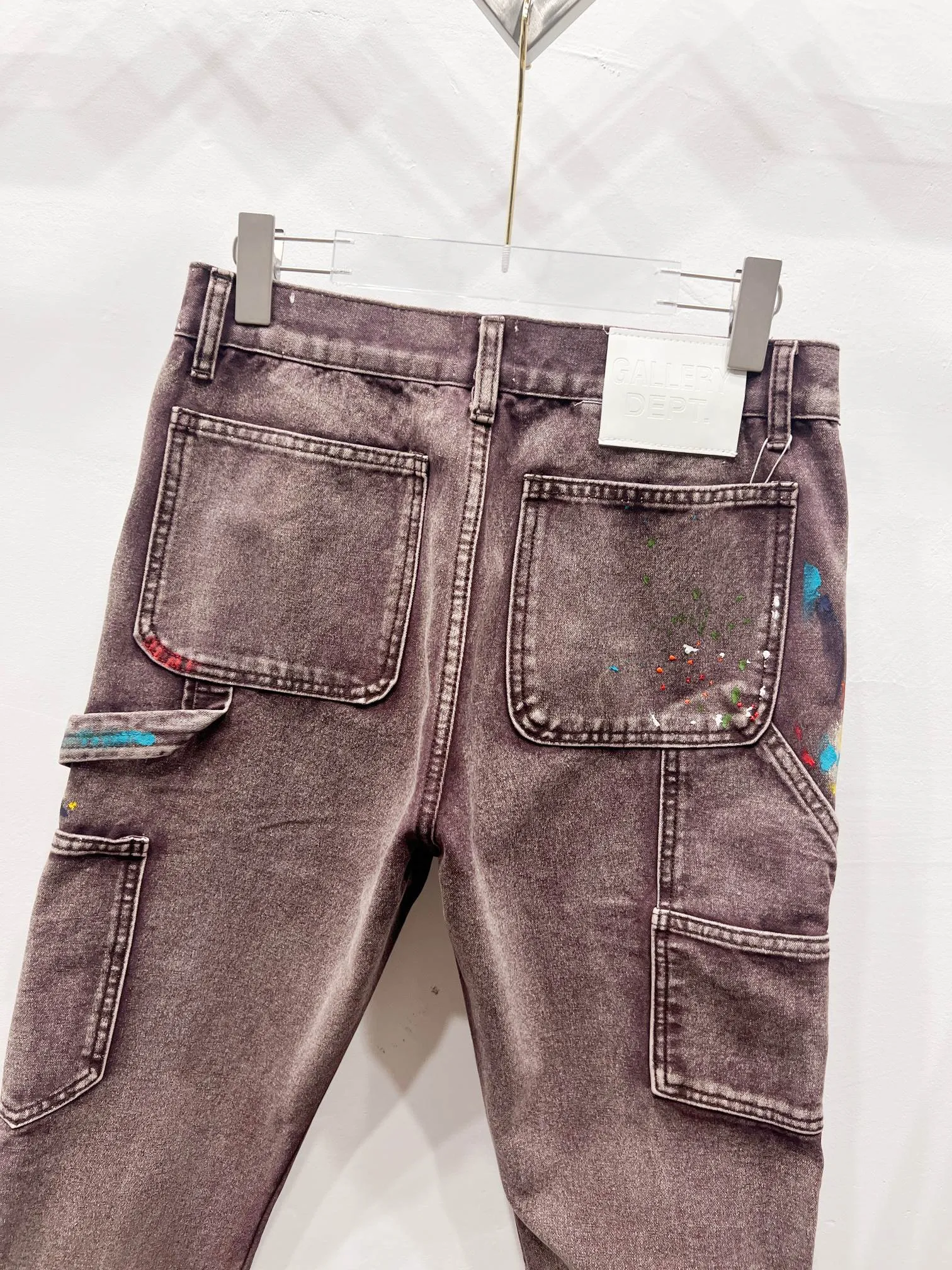 P250 Style number: (c079) Gallery Dept #LA FLARE CARPENTER PANTS Roddy Ricch's same style ink wash flared overalls brown. Styles with different wash textures are very friendly to people with thin legs and thick legs. The straight version is very flattering to the leg shape. The moderate length is timeless and easy to match. It is the basis of various styles and a must-have in the wardrobe! The fabric is stiff but also makes the upper body soft without losing texture. The washing process is even more perfect. It is a must-have item for everyone! ! ! Washed wheat, hang tag, pants label, three labels complete Size: 28-30-32-34-36 Color: Brown